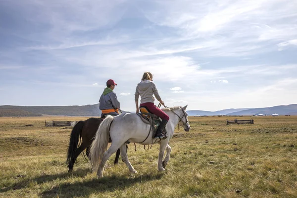 Couple riding horses — Stock Photo, Image