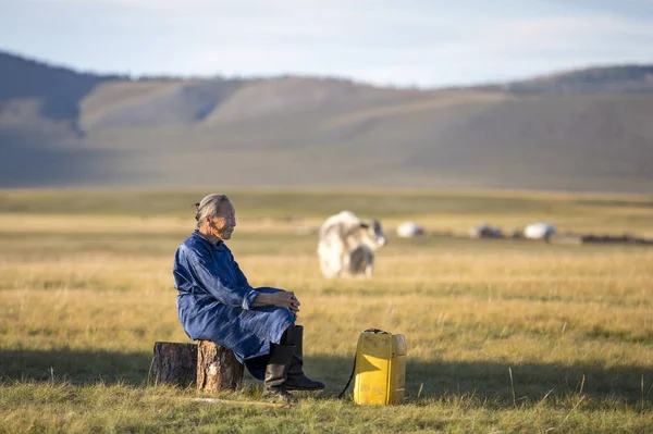 Mongoolse vrouw rust buiten — Stockfoto