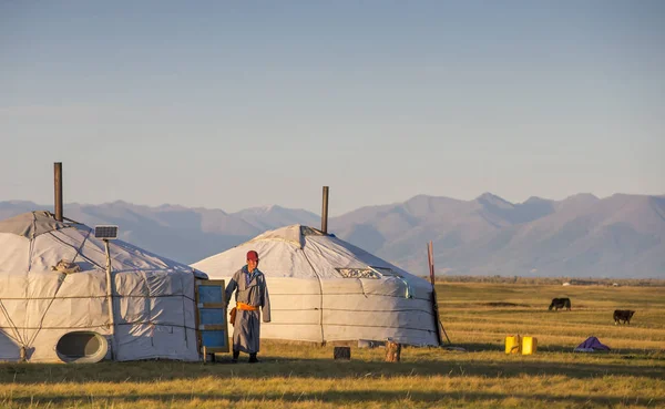 蒙古蒙古包里出来的男人 — 图库照片