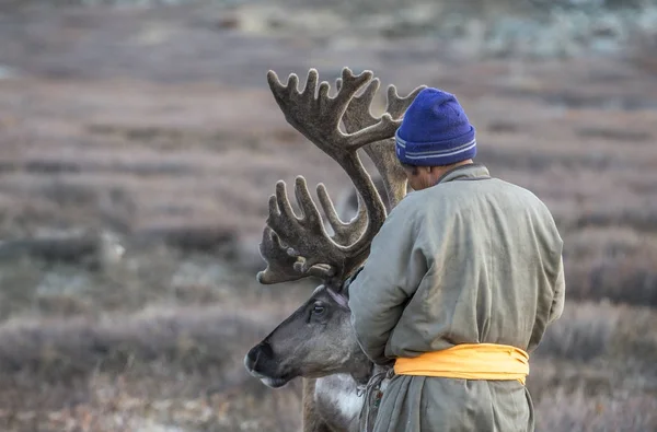 Tsaatan man, klädd i en traditionell deel — Stockfoto