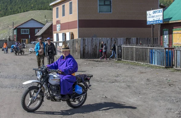 Moğol erkekler bir sokakta sohbet — Stok fotoğraf