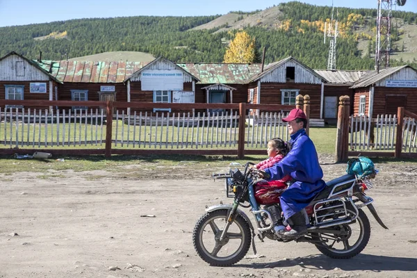 Mongoolse kinderen op de fiets — Stockfoto