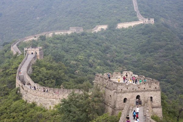 Pessoas andando em uma grande parede da China — Fotografia de Stock