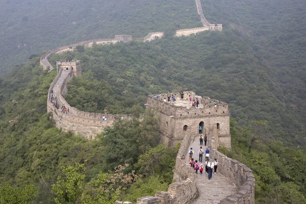 Pessoas andando em uma grande parede da China — Fotografia de Stock