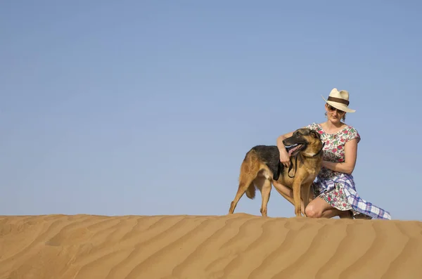 Köpeğiyle gezen kadın. — Stok fotoğraf