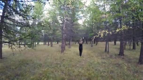 Kvinna promenader i skogen — Stockvideo