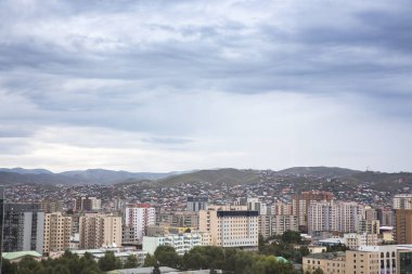 Şehir Ulaanbaatar gri gökyüzü ile