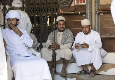 Nizwa, Umman, 10 Kasım 2017: silah markette konuşurken omani erkekler 