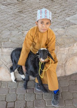 Nizwa, Umman, 10 Kasım 2017: omani goatling keçi Market çocukla 