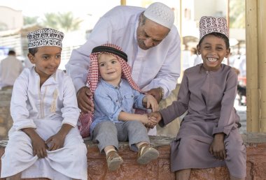 Nizwa, Umman, 10 Kasım 2017: omani ihtiyar keçi Market çocuklar konuşuyor