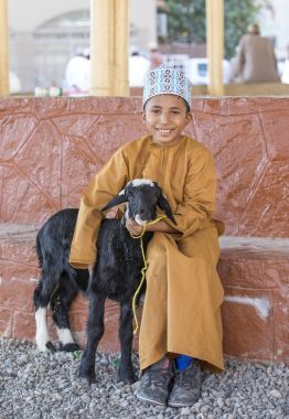 Nizwa, Umman, 10 Kasım 2017: omani goatling keçi Market çocukla 