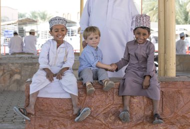 Nizwa, Umman, 10 Kasım 2017: bir Cuma Pazar Avrupa çocuk omani çocuklarla