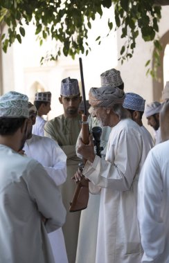Nizwa, Umman, 10 Kasım 2017: silah markette konuşurken omani erkekler 