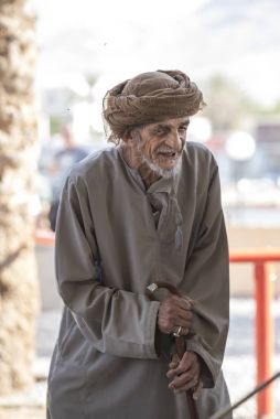 Nizwa, Umman, 10 Kasım 2017: omani ihtiyar Cuma keçi pazarında