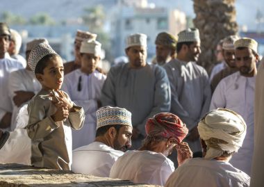 Nizwa, Umman, 10 Kasım 2017: omani erkek keçi markette sosyalleşme