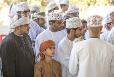 Nizwa, Umman, 10 Kasım 2017: omani erkek keçi markette sosyalleşme