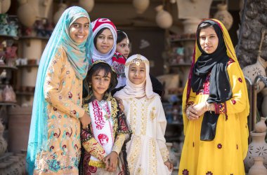 Nizwa, Umman, 10 Kasım 2017: geleneksel giyim gülümseyen giyinmiş omani kızlar