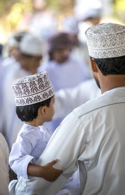 Nizwa, Umman, 10 Kasım 2017: keçi Market geleneksel giysiler içinde oğluyla omani adam