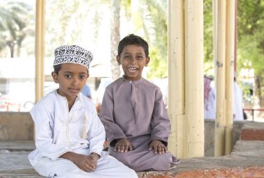 Nizwa, Umman, 10 Kasım 2017: omani çocuklar geleneksel giysileri keçi çarşı vasıl dinlenme