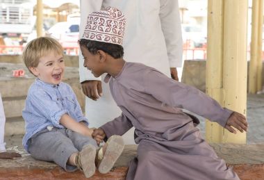 Nizwa, Umman, 10 Kasım 2017: omani çocuk ve Avrupa çocuk eğleniyor