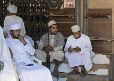 Nizwa, Umman, 10 Kasım 2017: silah markette konuşurken omani erkekler 