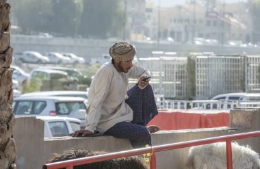 Nizwa, Umman, 10 Kasım 2017: akıllı telefon kullanan omani genç adam