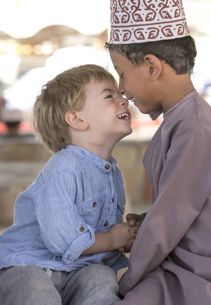 Nizwa Oman November 2017 Omaanse Kid Europese Kind Lacht Handen — Stockfoto