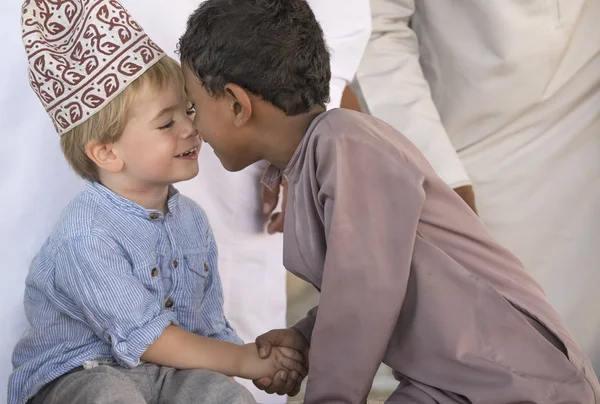 Nizwa Omán Noviembre 2017 Niño Omani Niño Europeo Dan Beso — Foto de Stock