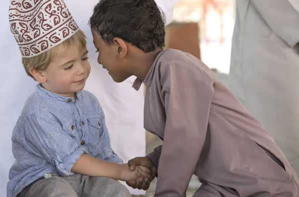 Nizwa Oman Listopada 2017 Kid Omanu Europejskie Dziecko Uśmiecha Się — Zdjęcie stockowe