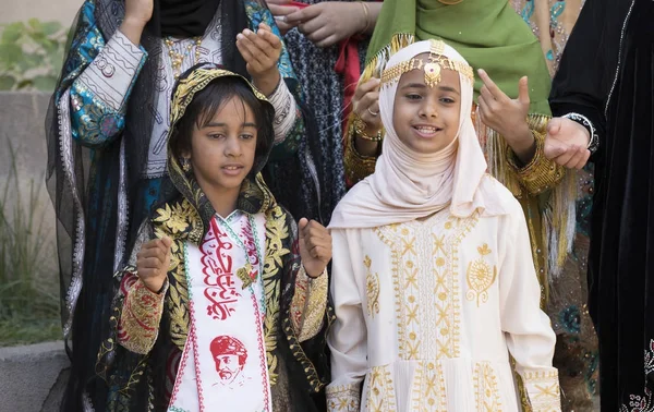 Nizwa Oman Listopada 2017 Omanu Dziewczyny Tradycyjnych Ubrania Śpiewanie Piosenek — Zdjęcie stockowe