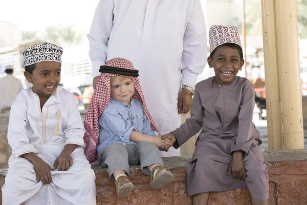 Nizwa Omán Noviembre 2017 Niño Omani Niño Europeo Dan Mano —  Fotos de Stock