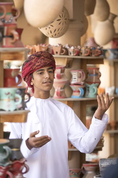 Низва Оман Ноября 2017 Года Оманский Подросток Представляет Сувенирный Магазин — стоковое фото