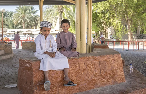 Nizwa Oman November 2017 Omansk Barn Traditionella Kläder Vilar Get — Stockfoto