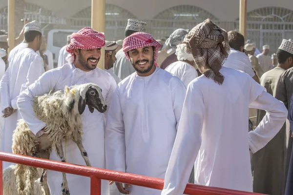 Nizwa Omán Noviembre 2017 Jóvenes Omani Sonriendo Hablando Mercado Cabras —  Fotos de Stock