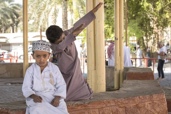 Nizwa Omán Noviembre 2017 Niños Omani Ropa Tradicional Descansando Mercado —  Fotos de Stock