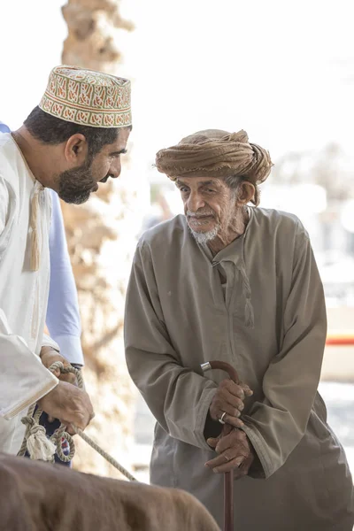 Nizwa Omã Novembro 2017 Homem Omani Conversando Com Homem Velho — Fotografia de Stock