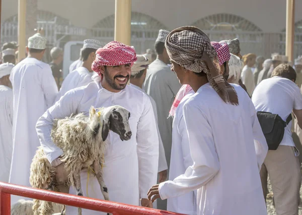 Nizwa Omã Novembro 2017 Jovens Omanis Sorrindo Conversando Mercado Cabras — Fotografia de Stock