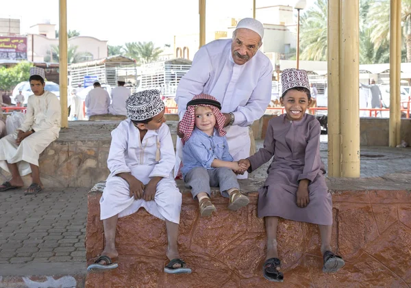 Nizwa Oman November 2017 Oude Omaanse Man Praten Met Kinderen — Stockfoto