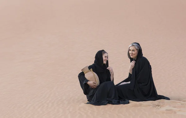 Ženy Abaja Sedí Poušti Tradiční Vodní Jar Ženy — Stock fotografie