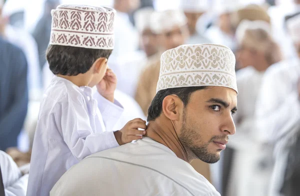 Nizwa Oman November 2017 Omani Mann Mit Sohn Traditioneller Kleidung — Stockfoto