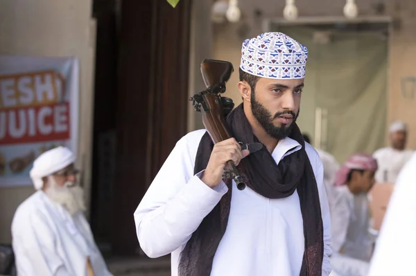 Nizwa Oman November 2017 Omani Mann Walking Gun Shoulder — Stockfoto