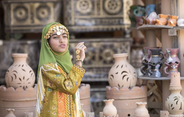 Nizwa Oman Marraskuu 2017 Omani Tyttö Pukeutunut Perinteisiin Vaatteisiin Esittelee — kuvapankkivalokuva