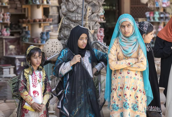 Низва Оман Ноября 2017 Года Девочки Омани Одетые Традиционное Свёртывание — стоковое фото