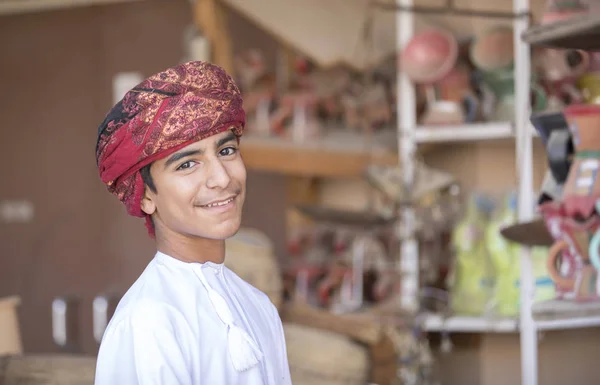 Nizwa Oman Listopada 2017 Omanu Nastolatek Uśmiechając Się Prezentowania Sklep — Zdjęcie stockowe