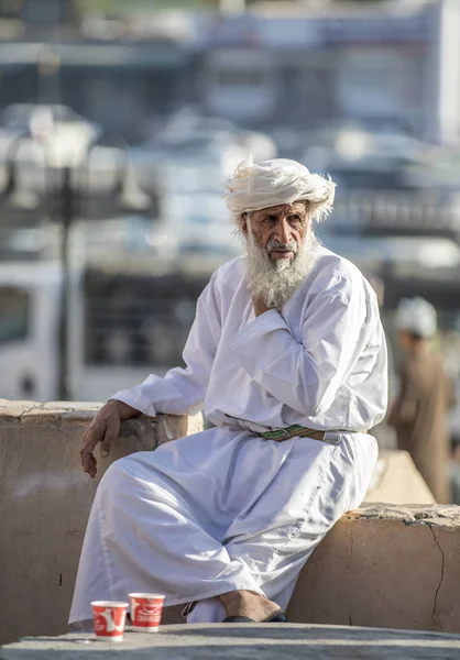 Nizwa Oman Novembre 2017 Vecchio Omani Riposa Sul Parapetto — Foto Stock