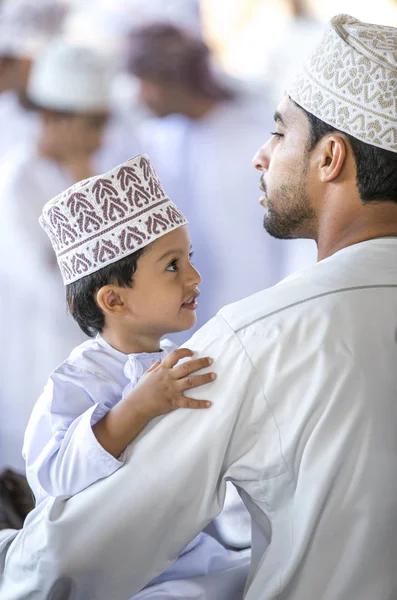 Nizwa Omán Listopadu 2017 Ománské Muž Synem Tradičním Oblečení Trhu — Stock fotografie