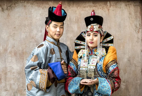 Монгольська Пара Традиційних Спорядження Поблизу Старий Храм Улан Баторі Традиційних — стокове фото