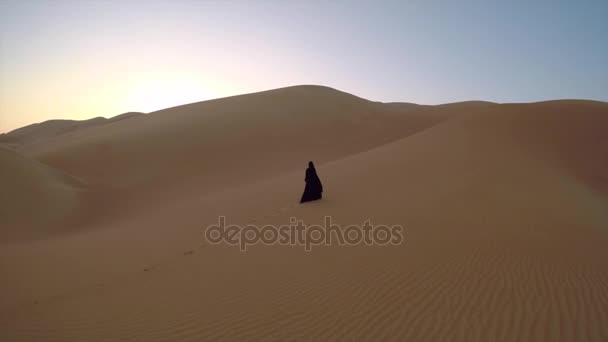 Mulher Árabe Hijab Preto Andando Deserto — Vídeo de Stock
