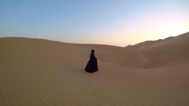Mujer Árabe Hiyab Negro Caminando Desierto — Vídeo de stock