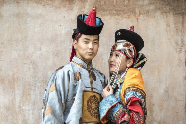 Moğol kaç Ulaanbaatar eski tapınakta yakınındaki geleneksel kıyafeti Ulaanbaatar eski tapınakta yakınındaki geleneksel kıyafet içinde